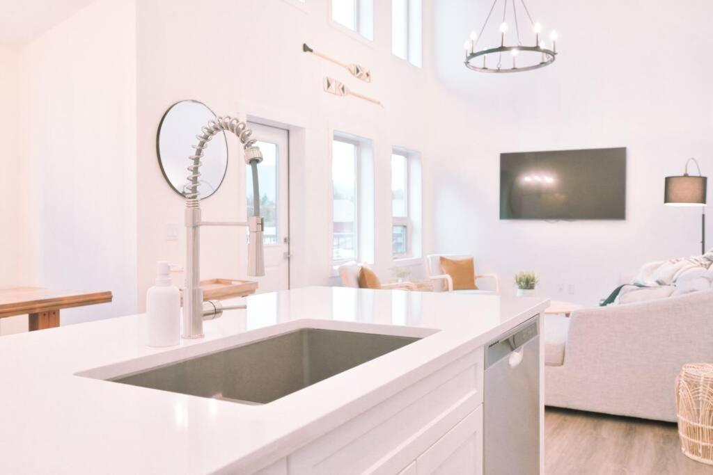 Oasis Getaway, Mins To Lake, King Bed, Dbl Garage Инвермор Екстериор снимка
