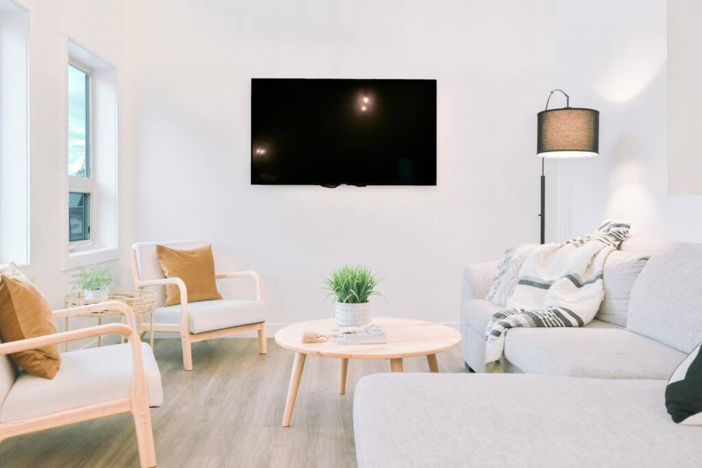 Oasis Getaway, Mins To Lake, King Bed, Dbl Garage Инвермор Екстериор снимка